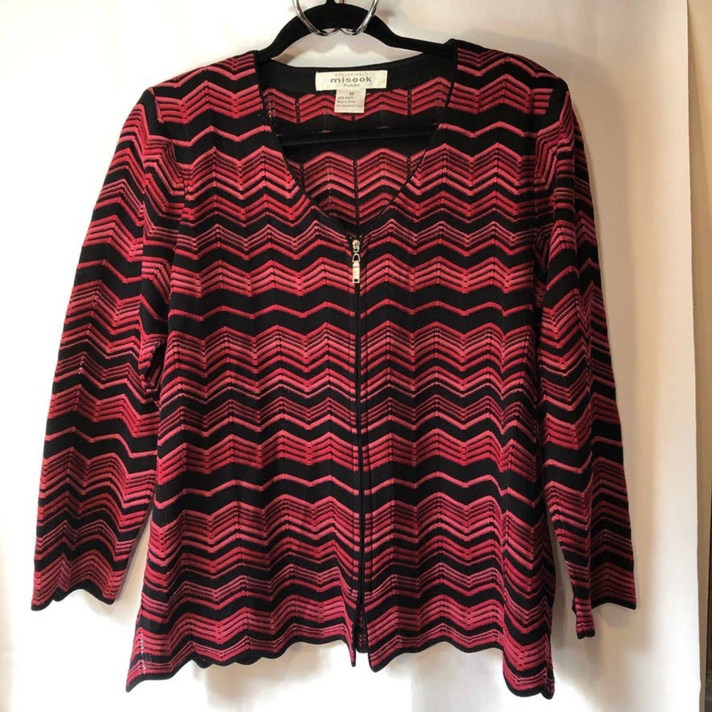 Exclusively Misook petite chevron pattern zip red, pinks and black v neck top